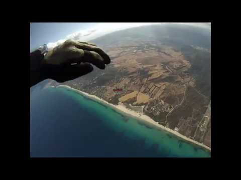 Caduta libera a Piscina Rei, Sardegna, Italia