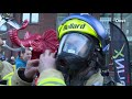 Ook brandweermensen bestormen de top van de Alphatoren in Enschede