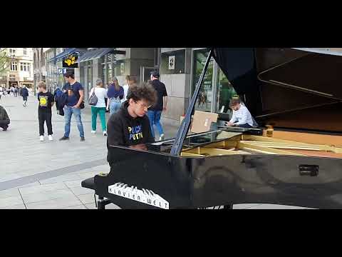 Linkin Park Piano Medley (In the End + What I've done) in pedestrian zone