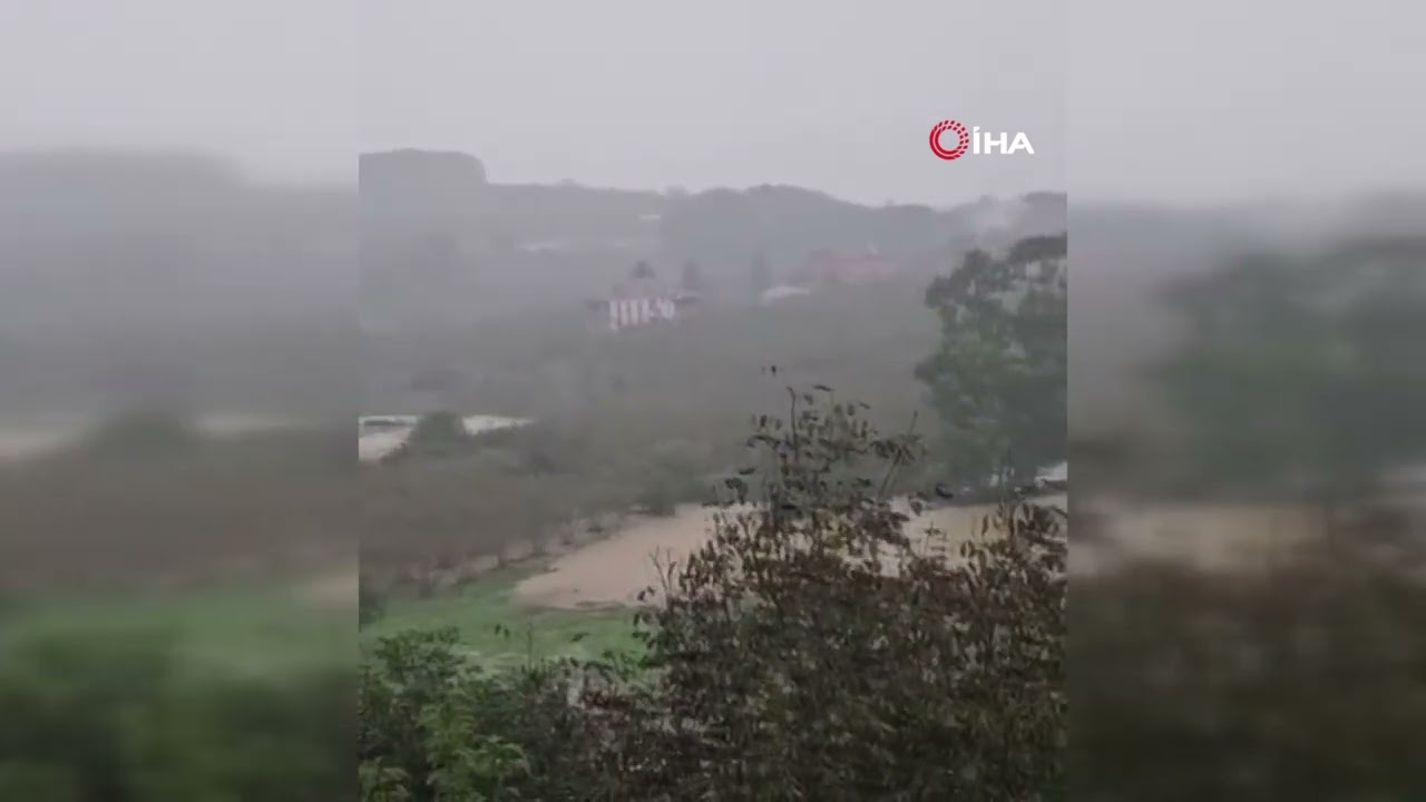 Şiddetli sağanak sele dönüştü: Yol ulaşıma kapandı