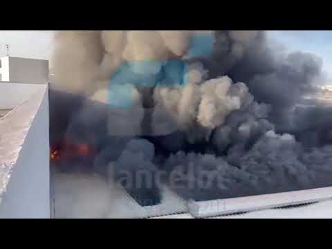 Espectaculares imágenes del incendio en el centro de Arrecife