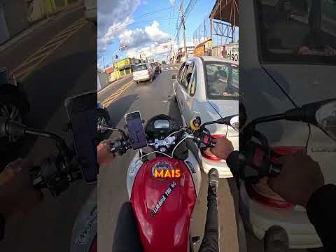 CE MOTARD VOULAIT JUSTE LES AIDER ! 😱🚦