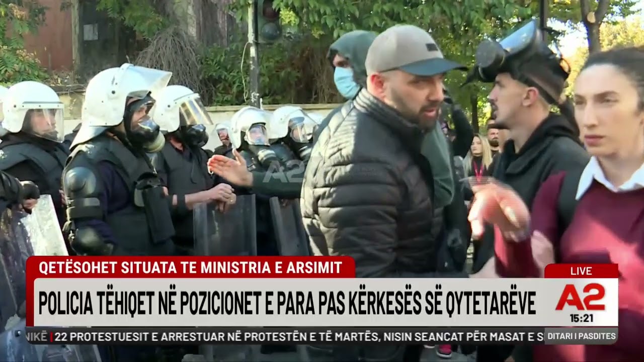 “Mos na godisni, jemi fëmijët tuaj!”, përloten dhe sprapsen policët para Ministrisë së Arsimit (VIDEO)