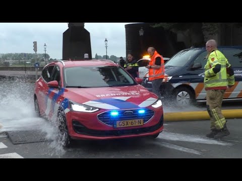 Brandweer rijdt slang kapot tijdens spoedrit naar zeer grote brand in Deventer