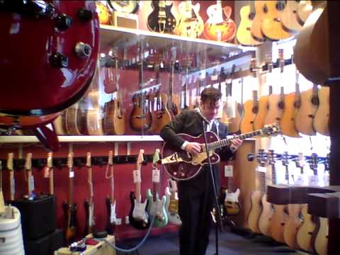 Christoffer Johansson plays Rollin & Tumblin at No1 Guitarshop