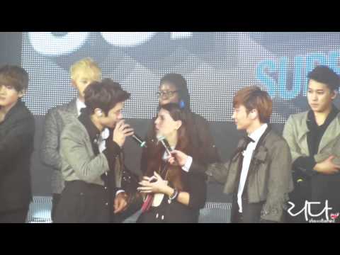 120406 Eunhyuk and Siwon bringing fans on stage - Super Show 4 Paris