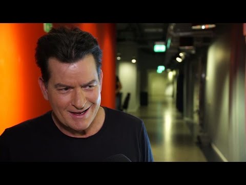 Charlie Sheen om Trump: "Dålig dröm vi inte kan vakna upp ur" - Nyheterna (TV4)