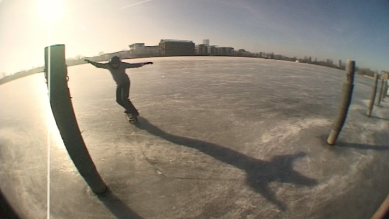 Patinando en la bahía congelada de Berlín