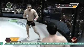 两外国小伙激战3回合已经精疲力竭，裁判却连续指出要积极比赛！