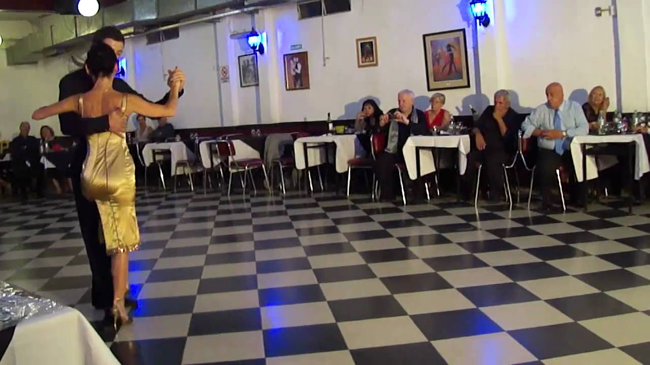 Sin Rumbo bailan Natasha Atepaeva y Ruslan Takhirov.