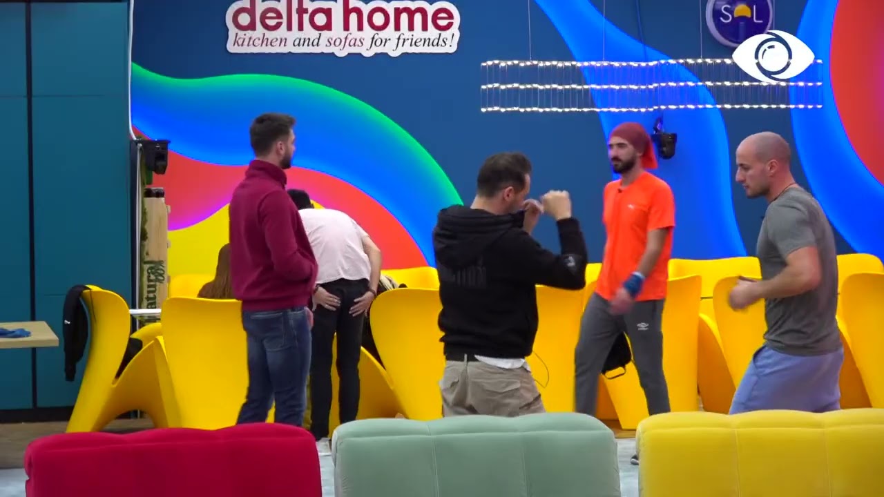 Me udhëzime nga Kristi, djemtë bëjnë kickbox