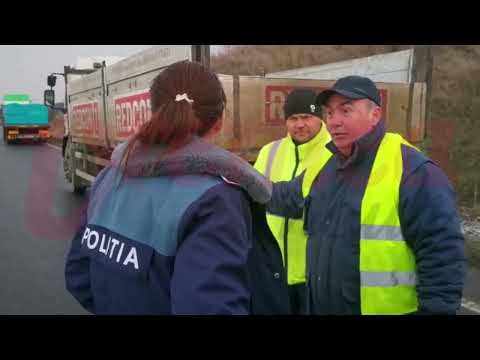 Un polițist a provocat un accident la Crasna. A depășit pe linia continuă și a fost lovit de un TIR