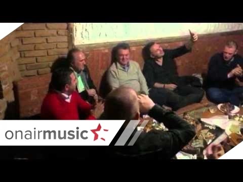 Bashkë në një sofër: Ilir Shaqiri, Naim Abazi e Beni Baksi