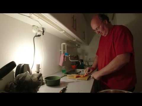 MongoTV_3696 - Mongo Madskole - Oksebouillonsuppe Med KØDBOLLER - Nudler - Løg og GULERØDDER