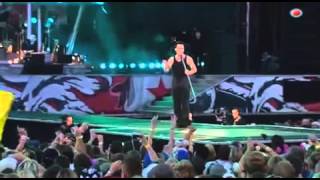 Robbie Williams live at Knebworth Me and my Monkey