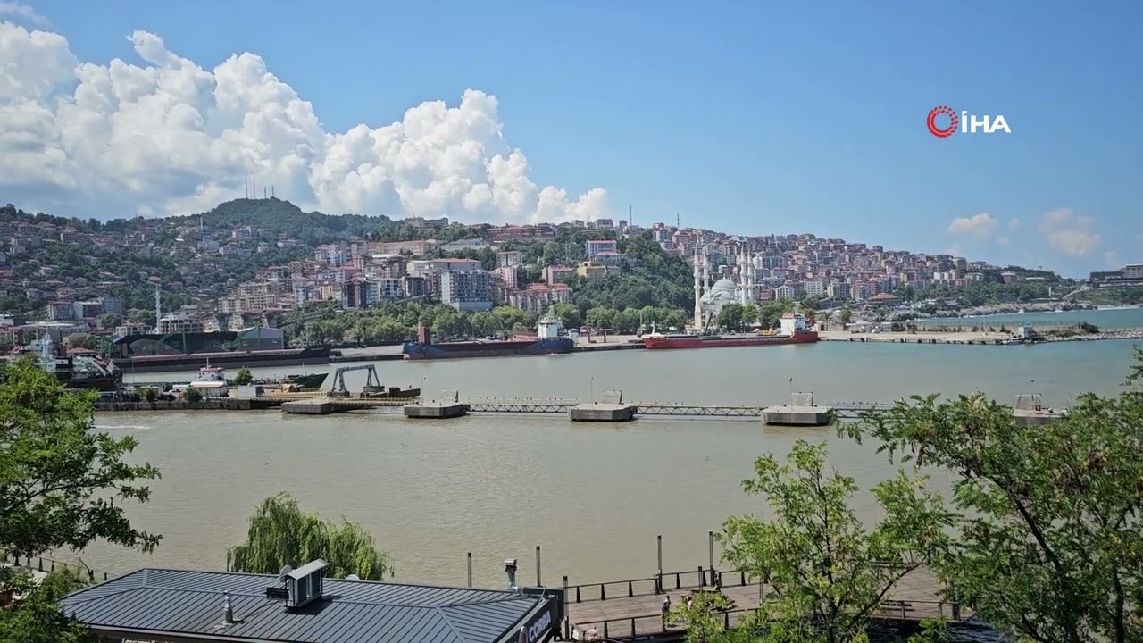 Sağanak sonrası denizin rengi çamura döndü