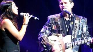 Michelle Branch and Chris Isaak - I Lose My Heart (Clip) Live at the Beacon Theatre