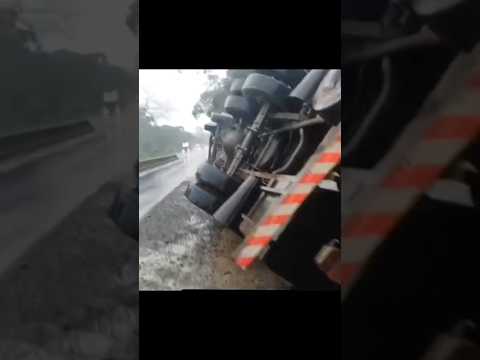 Caminhão tomba após atingir mureta na BR-476 em Paulo Frontin
