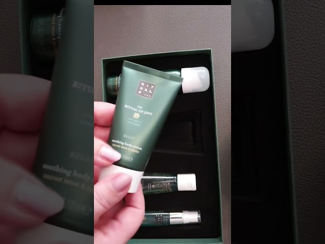 Vídeo relacionado con RITUALS Caja de regalo The Ritual of Jing, Small - Set de baño con productos para el cuidado de la piel y para el hogar con flor de loto sagrado y jujube.
