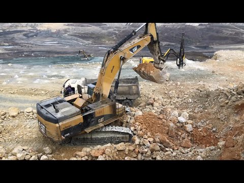 Caterpillar 385C Excavator Loading Caterpillar Dumper 775E And Trucks - Pyramis SA