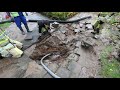 Straat verandert in rivier door gesprongen waterleiding