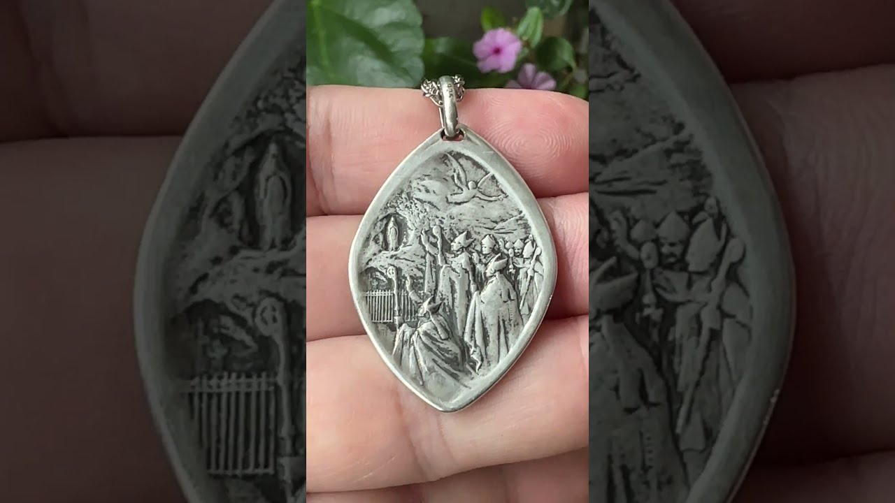 Mary medal of Lourdes Médaille de la vierge Marie apparitions grotte design Antique de Lourdes