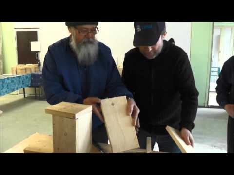 Seppo Heritty opastaa linnunpöntön valmistuksessa