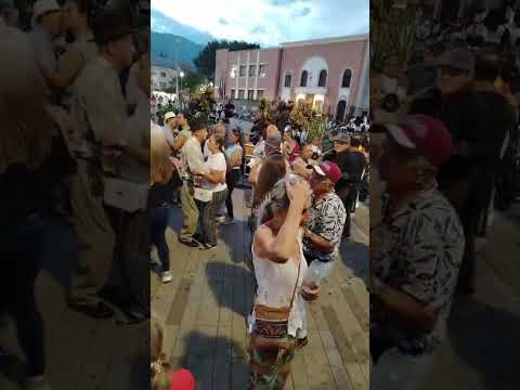 Es ya tarde noche 🎶 🎼 ¡La rumba en Bello, Antioquia