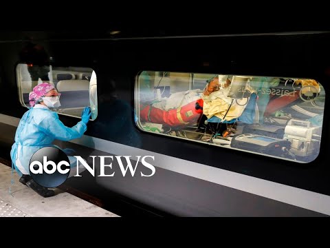 コロナウイルス対策、ヤギが路上を徘徊、飛行機で遊ぶ。写真で見る世界 4月1日 (Coronavirus measures, goats roam the street, playing planes: World in Photos, April 1)