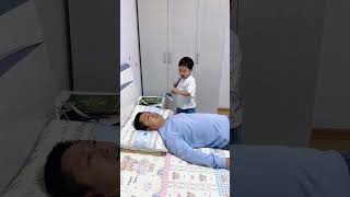 爸爸又在睡懒觉，逗逗他#爸爸带娃 #家有萌宝