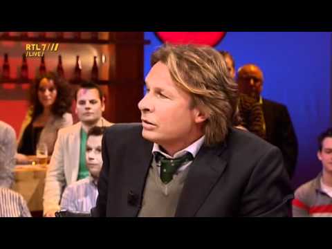 Voetbal International 04-04-11 - Johan Derksen je moeder heeft een snor spandoek