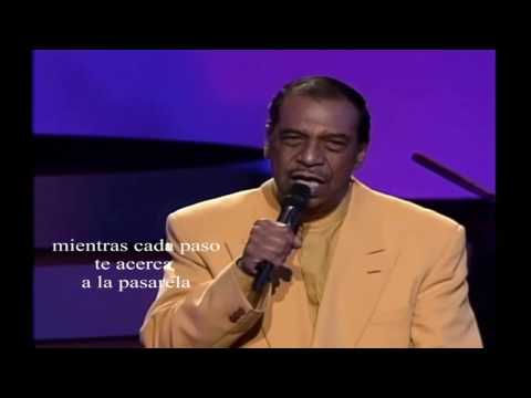 TO THE AISLE FIVE SATINS  traducido español (contextual)