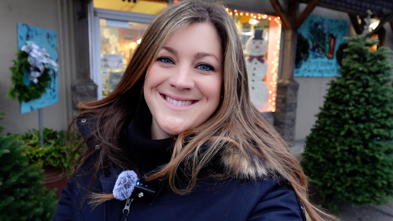 Making a Garland for My Parent’s Staircase! (Tutorial!) 🎄💚🎄 // Garden Answer