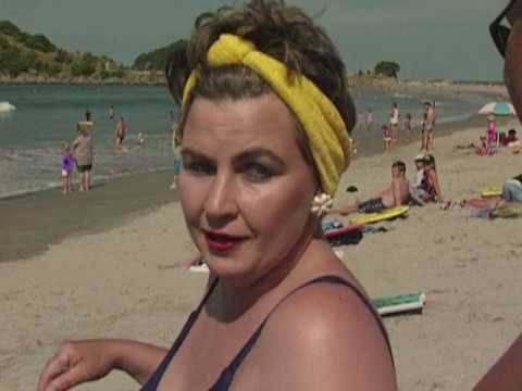NZ On Screen: The Topp Twins- The Beach
