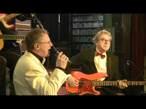 The Red Strats - Mistletoe And Wine