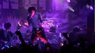 DIR EN GREY - Hageshisa To, Kono Mune No Naka De Karamitsuita Shakunetsu No Yami [LIVE]