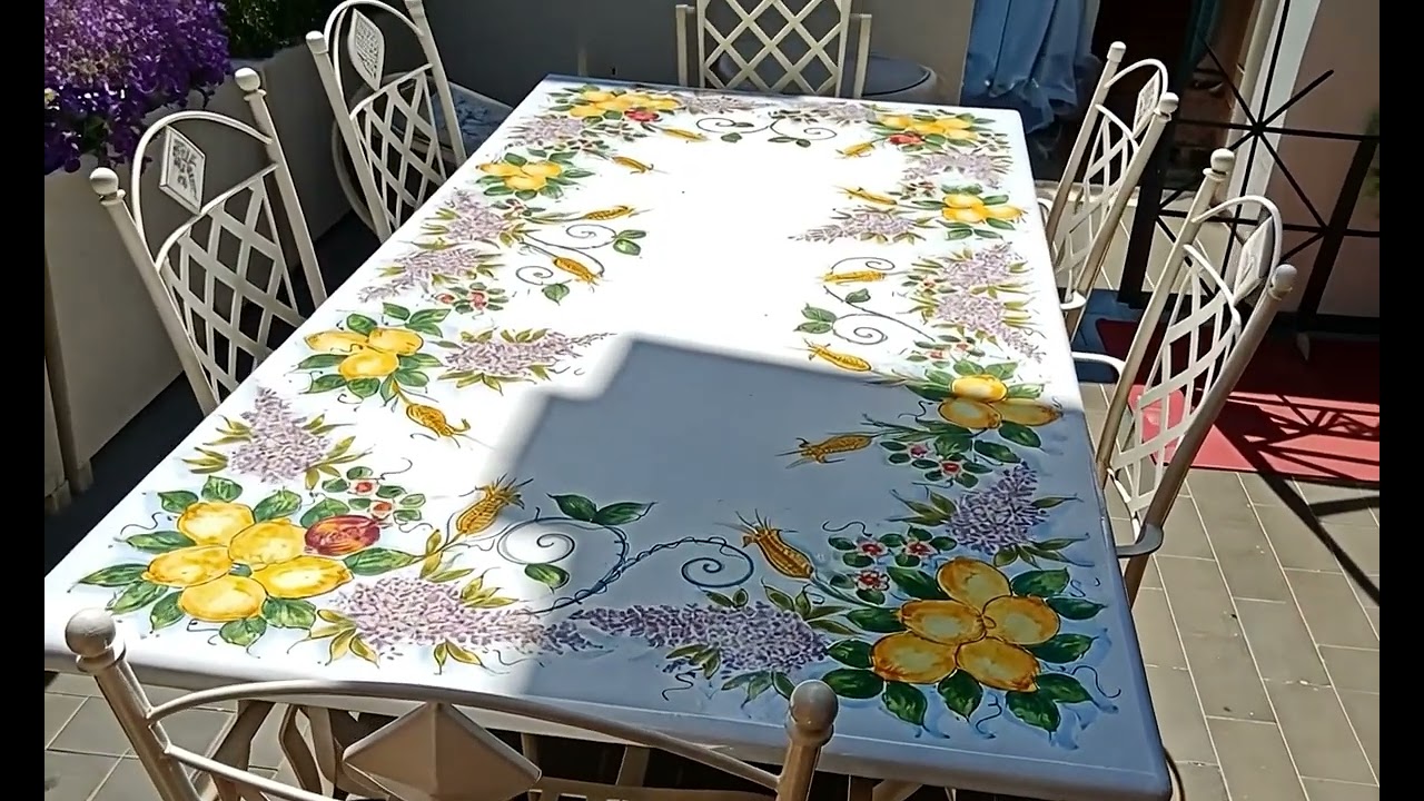 Tavolo in pietra lavica dipinto a mano da esterno ed interno