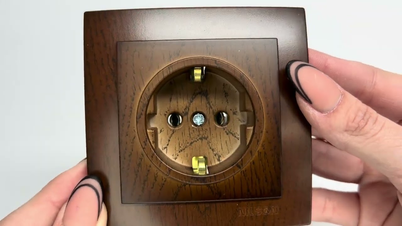 Розетка одинарна з/з NILSON Touran горіх 24271017