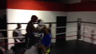 世界金牌的能耐不管遇到比他重的量級還是保持自己的鬥志！