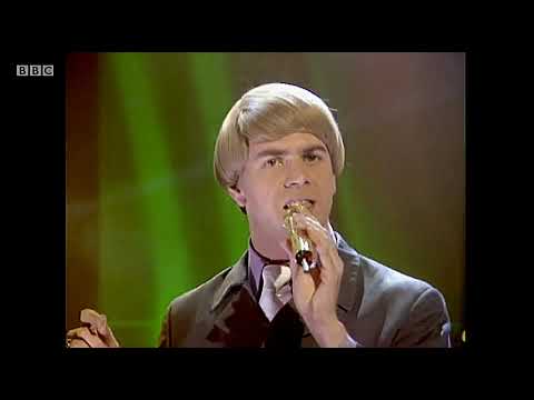 CHRISTMAS TOTP  - 1995  - The Mike Flowers Pops - Wonderwall