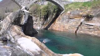 preview picture of video 'Diving into cold river - Ponte dei Salti'