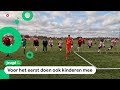 Voetballers van PSV met één been spelen wedstrijd tegen Everton