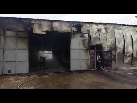 Arde un garaj în Cobadin de 500 de mp plin cu utilaje și materiale inflamabile! (II)