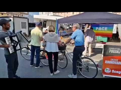 Suona Faccetta Nera davanti al banchetto del PD