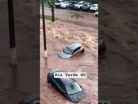 Forte chuva na cidade de RIO VERDE GOIAS causa alagamentos, arrasta veículos INSCREVA-SE