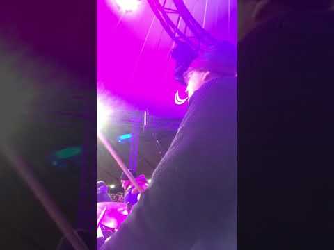 You Never Walk alleng