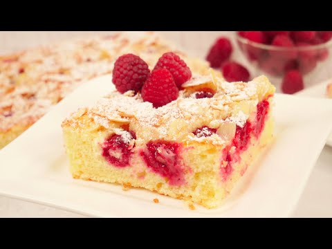 Saftiger Himbeerkuchen vom Blech mit Mandeln und Puderzucker