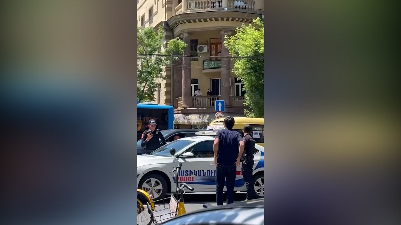 Ոստիկանները փորձում են վերականգնել Կորյունի փողոցի երթևեկությունը