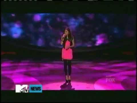 Jessica Sanchez saved by Jennifer Lopez while singing at the stage American Idol