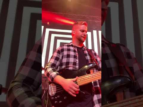 Martin Gudics plays some grooves and bassfills